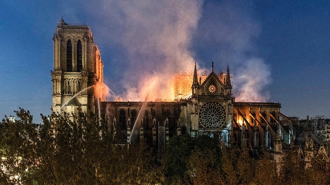En 2019, el mundo miró incrédulo mientras ardía la catedral de Notre Dame. Y si bien muchas soluciones se plantearon para reconstruirla, las más antiguas parecen ganar el pulso. 