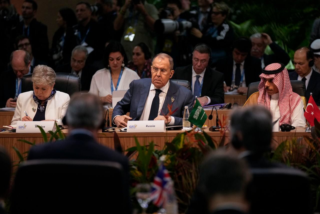 Los ministros de Relaciones Exteriores, de izquierda a derecha, Alicia Bárcena de México, Sergei Lavrov de Rusia y el príncipe Faisal bin Farhan Al-Saud de Arabia Saudita asisten a la reunión de ministros de Relaciones Exteriores del G20 en Río de Janeiro, Brasil