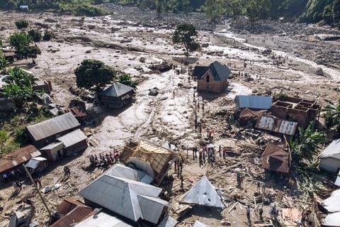 Esta fotografía aérea tomada el 6 de mayo de 2023 muestra un deslizamiento de tierra que sepultó la aldea de Nyamukubi, en el este de la República Democrática del Congo.