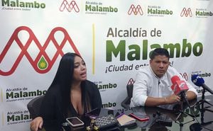 Alcalde de Malambo Rumenigge Monsalve y la abogada, Bianith Bohorquez, apoderada del caso