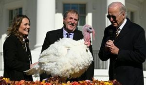 El presidente Joe Biden, como es tradición, le dio el indulto a dos pavos para no ser cocinados en el día de Acción de Gracias