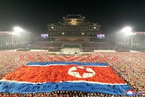 Una bandera gigante de Corea del Norte se desenvuelve durante un desfile paramilitar celebrado para conmemorar el 73 aniversario de la fundación de la república en la plaza Kim Il Sung en Pyongyang. Foto Reuters / KCNA.
