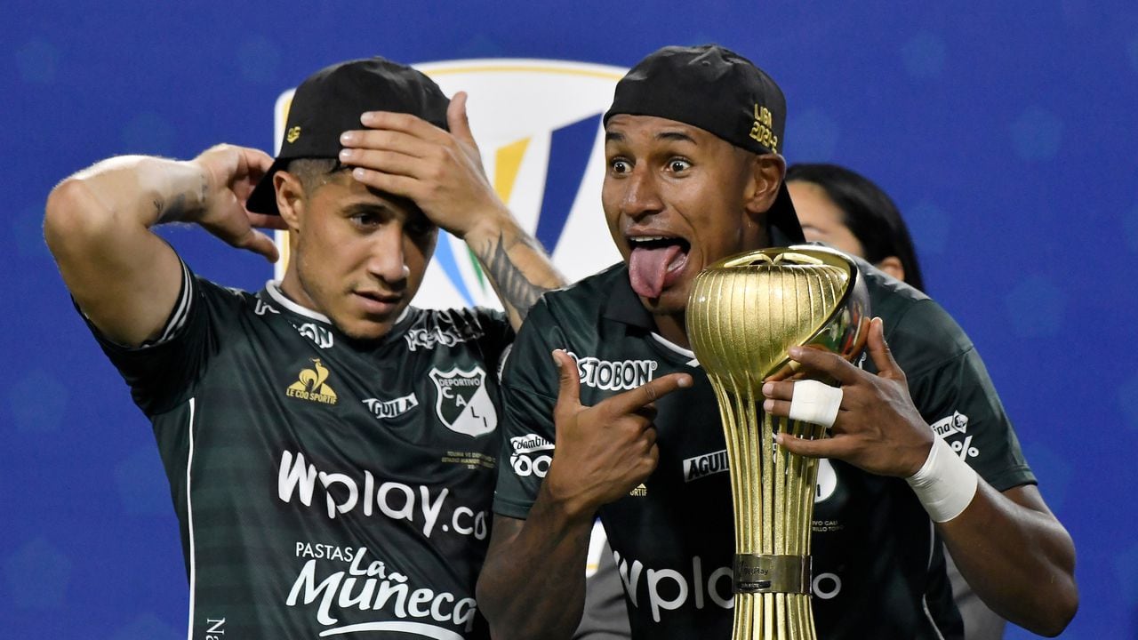 Michael Ortega y Juan Camilo Angulo del Cali celebran con el trofeo como campeones después del partido entre Deportes Tolima y Deportivo Cali