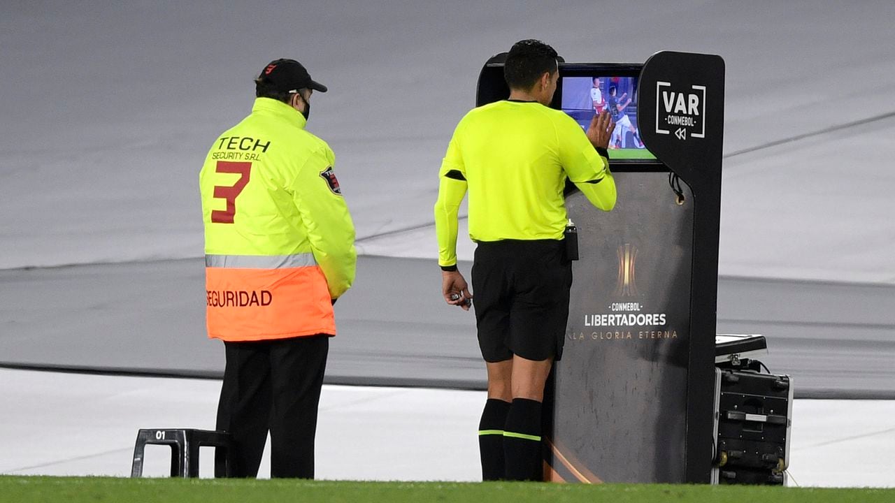 BUENOS AIRES, ARGENTINA - AUGUST 11: Referee Jesús Valenzuela Sáez reviews a play on the VAR for a possible red card for Ignacio Fernández of Atletico MG (not in frame) during a quarter final first leg match between River Plate and Atletico Mineiro as part of Copa CONMEBOL Libertadores 2021 at Estadio Monumental Antonio Vespucio Liberti on August 11, 2021 in Buenos Aires, Argentina. (Photo by Juan Mabromata-Pool/Getty Images)