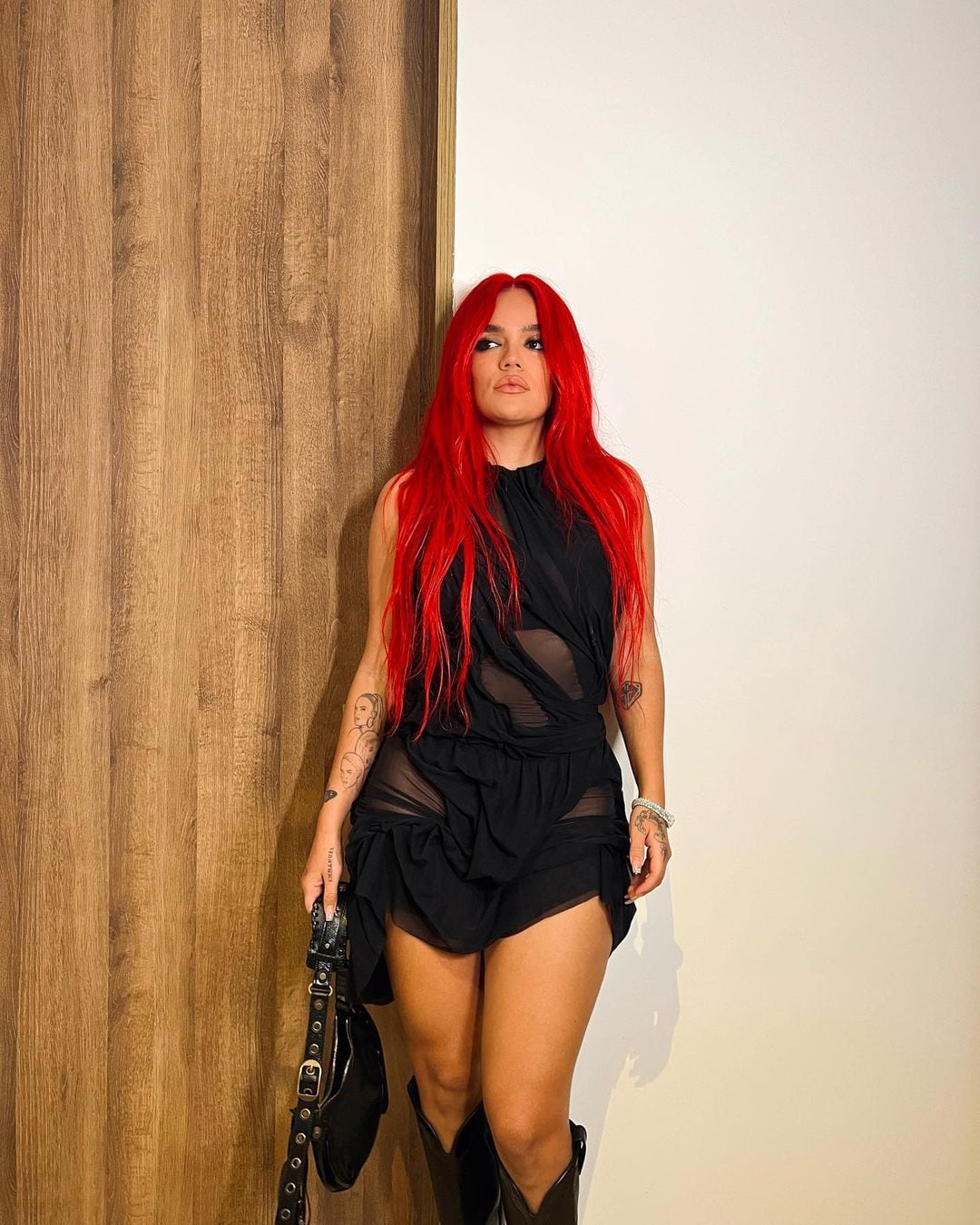Ahora Karol muestra una faceta más sensual con su cabello rojo. Foto: Instagram @karolg.