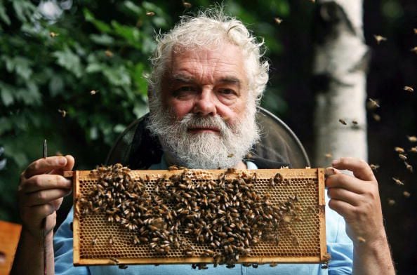 John Chapple ha cuidado abejas durante más de 30 años.