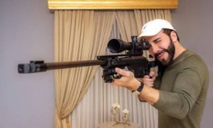Nayib Bukele sorprende posando con poderosa arma. Lo hizo para anunciar nuevo armamento para las fuerzas de su país.