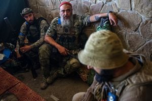 Combatientes voluntarios ucranianos descansan en una posición a lo largo de la línea del frente en la región de Donetsk el 22 de agosto de 2022, en medio de la invasión rusa de Ucrania. - Casi 9.000 soldados ucranianos han muerto desde la invasión de Rusia el 24 de febrero, dijo el comandante en jefe de Ucrania el 22 de agosto de 2022. (Foto de ANATOLII STEPANOV / AFP)