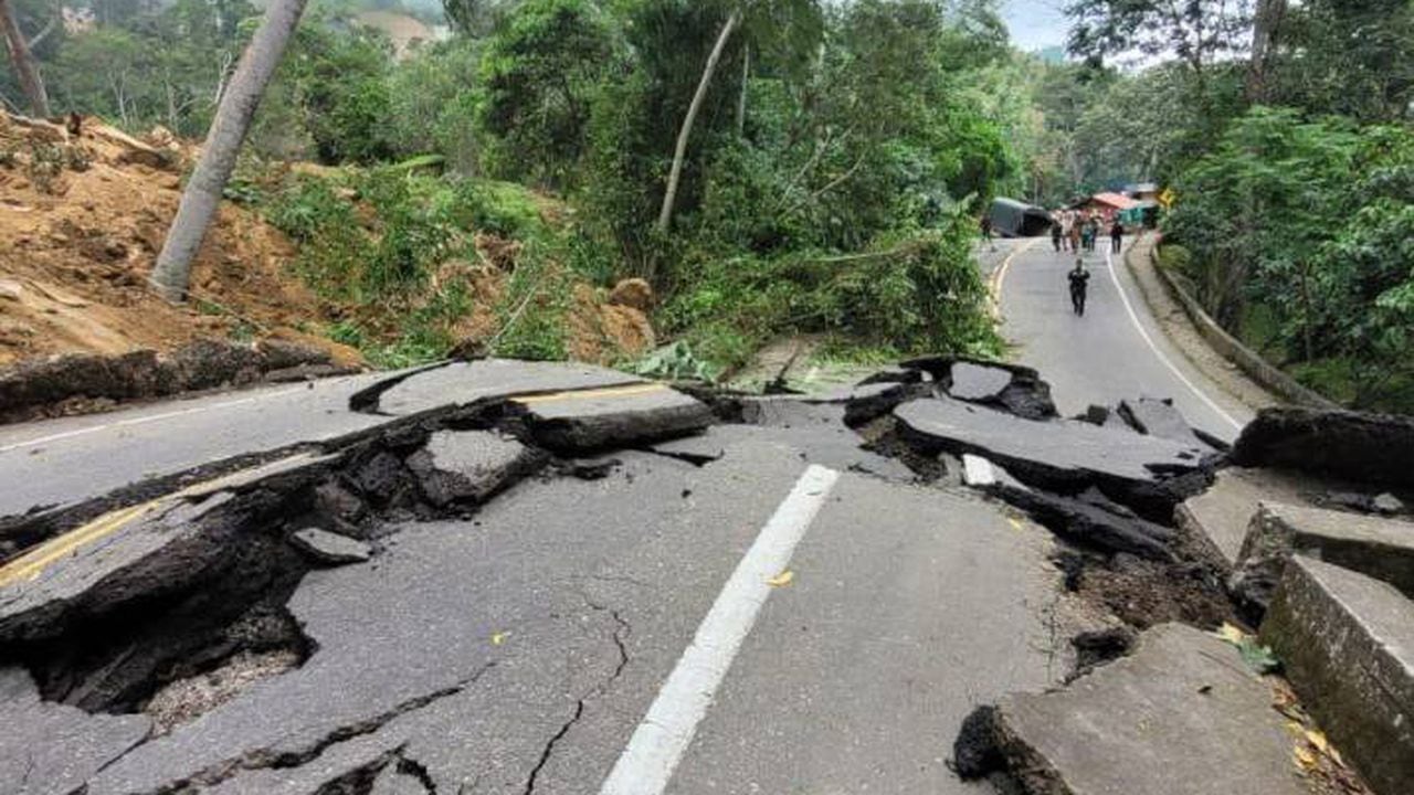 Este domingo 1 de octubre se reportó un deslizamiento que provocó el hundimiento de una parte de la vía, específicamente en el kilómetro 42 del sector de Angelinos o Lisboa.