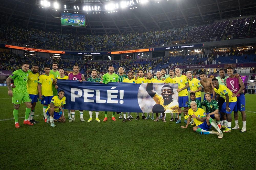 La Selección de Brasil celebró con una pancarta de Pelé su paso a cuartos de final.