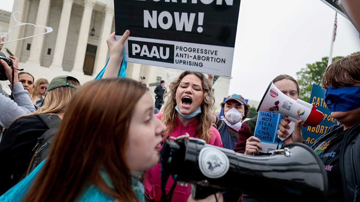Activistas se han manifestado frente al edificio de la Corte Suprema, en Washington, con voces tanto de apoyo como de rechazo hacia el aborto.