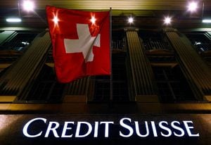 El Departamento de Justicia afirmó que el banco suizo ayudó a las personas a ocultar los ingresos en las cuentas falsas, destruyó registros de cuentas y entregó en mano el dinero de las cuentas para ayudar a los clientes a evadir impuestos.