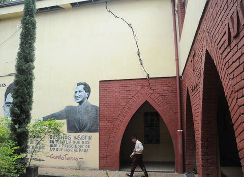 Cali: El colegio Santa Librada se consume en el abandono pese a los sin números de anuncios para  su intervención, la situación continua igual.  foto José L Guzmán. El País oct 9-23