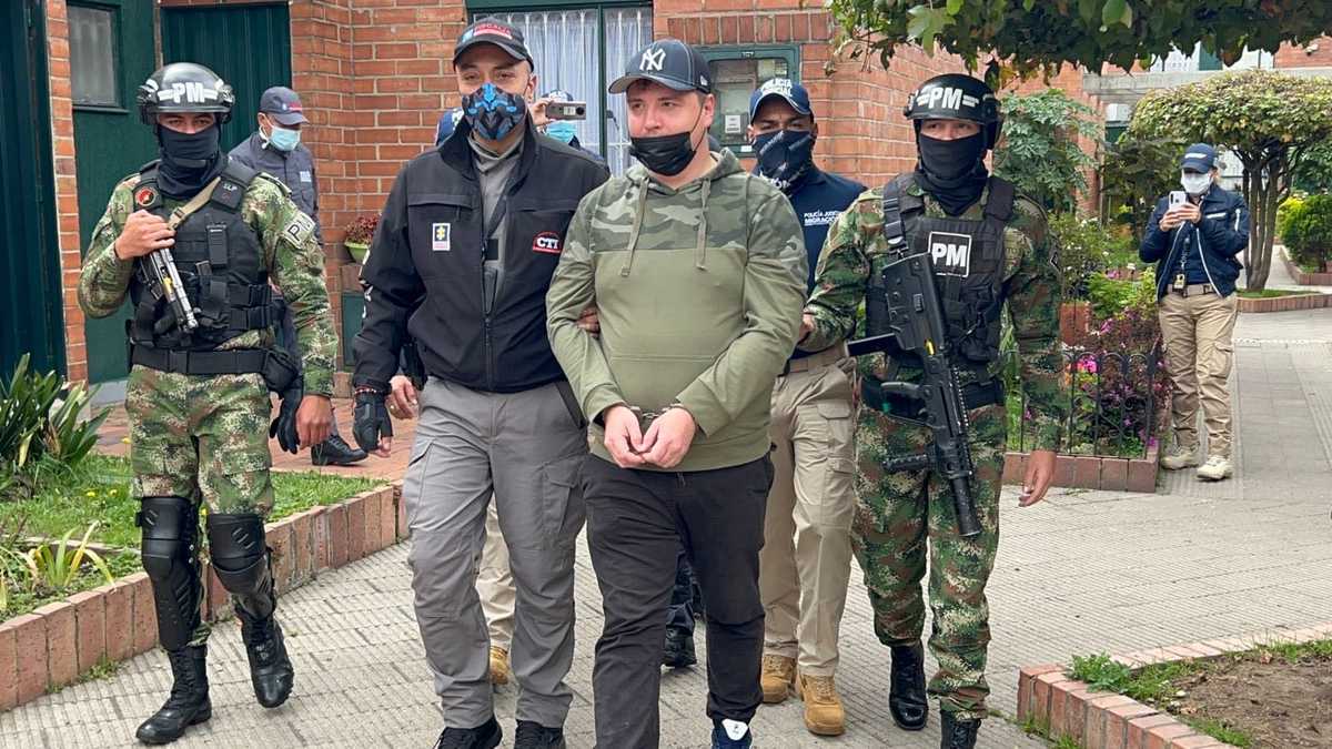 Imagen exclusiva de la captura en Bogotá, del ciudadano ruso Sergeí Vagin, acusado de apoyar protestas en Colombia.