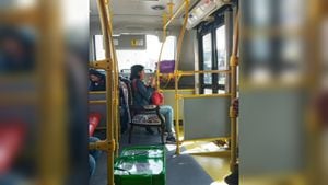A pesar de incumplir las normas, la mujer subió una silla y se sentó en el pasillo del bus.