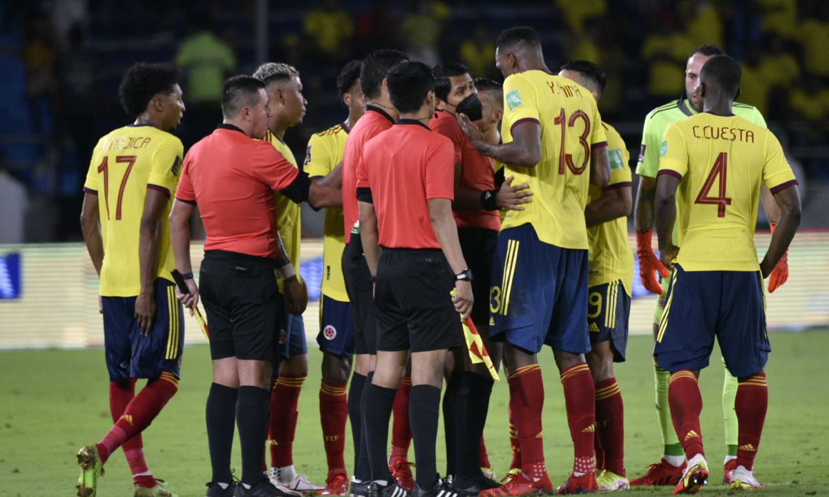 BARRANQUILLA, COLOMBIA - OCTOBER 14: Yerry Mina of Colombia argues with Referee Diego Haro after his goal was disallowed with VAR during a match between Colombia and Ecuador as part of South American Qualifiers for Qatar 2022 at Estadio Metropolitano on October 14, 2021 in Barranquilla, Colombia. (Photo by Getty Images/Guillermo Legaria)