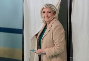 La candidata presidencial del partido de extrema derecha francés Rassemblement National (RN), Marine Le Pen, abandona la cabina de votación mientras vota durante la primera ronda de las elecciones presidenciales de Francia en un colegio electoral en Henin-Beaumont, en el norte de Francia, el 10 de abril de 2022. (Foto de DENIS CHARLET / AFP)