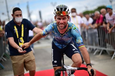 Astana Qazaqstan Team's British rider Marc Cavendish cycles to the start of the 4th stage of the 110th edition of the Tour de France cycling race, 182 km between Dax and Nogaro, in southwestern France, on July 4, 2023. (Photo by Marco BERTORELLO / AFP)