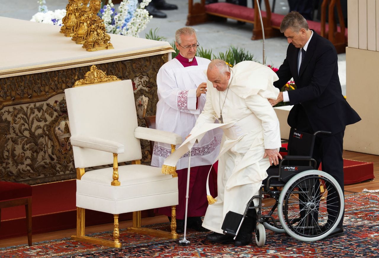 El Papa Francisco se prepara para sentarse en silla de ruedas el día de la Misa de Pascua en la Plaza de San Pedro en el Vaticano, el 31 de marzo de 2024.