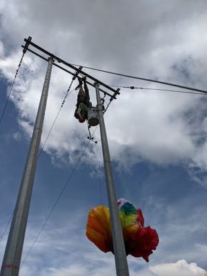 Deportista extremo quedó colgando de un poste de alta tensión