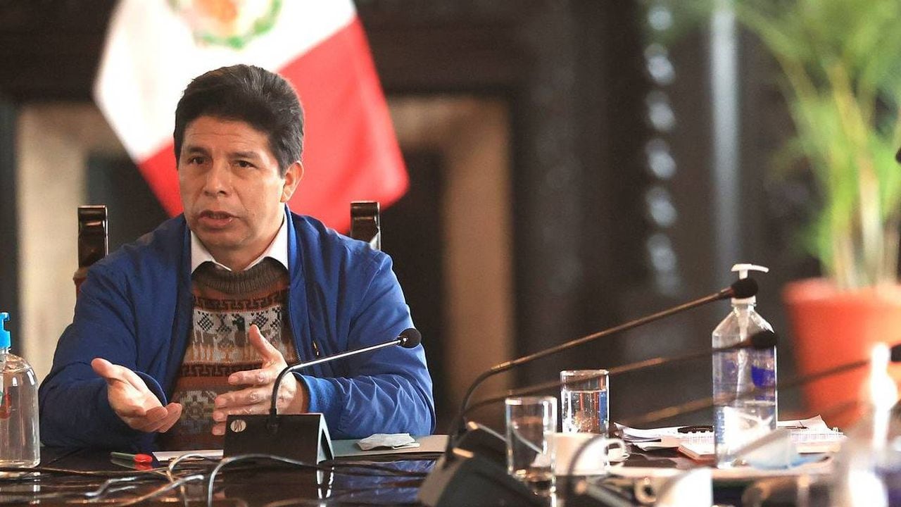 La renuncia del director de Inteligencia de Perú, se da tras el retiro del ministro de Interior, en un hecho que el funcionario calificó como un intento de Pedro Castillo para obstruir con la justicia.