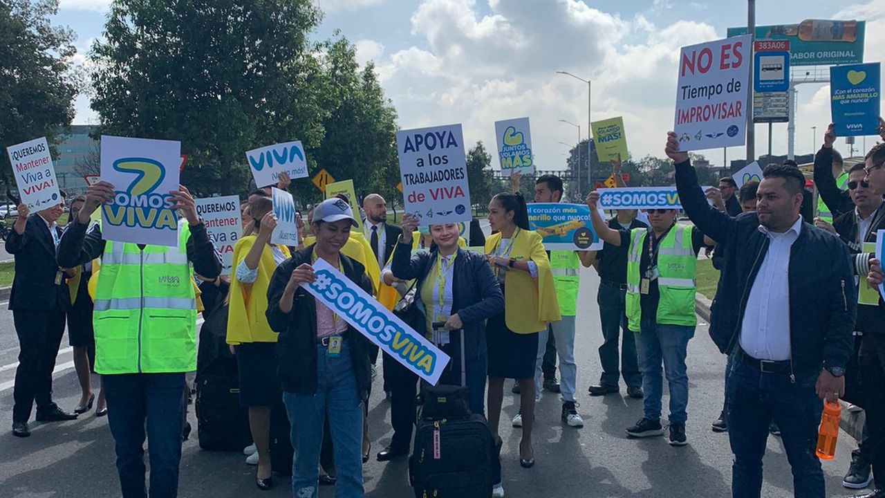 Funcionarios de Viva Air protestan contra la decisión de la Aerocivil.