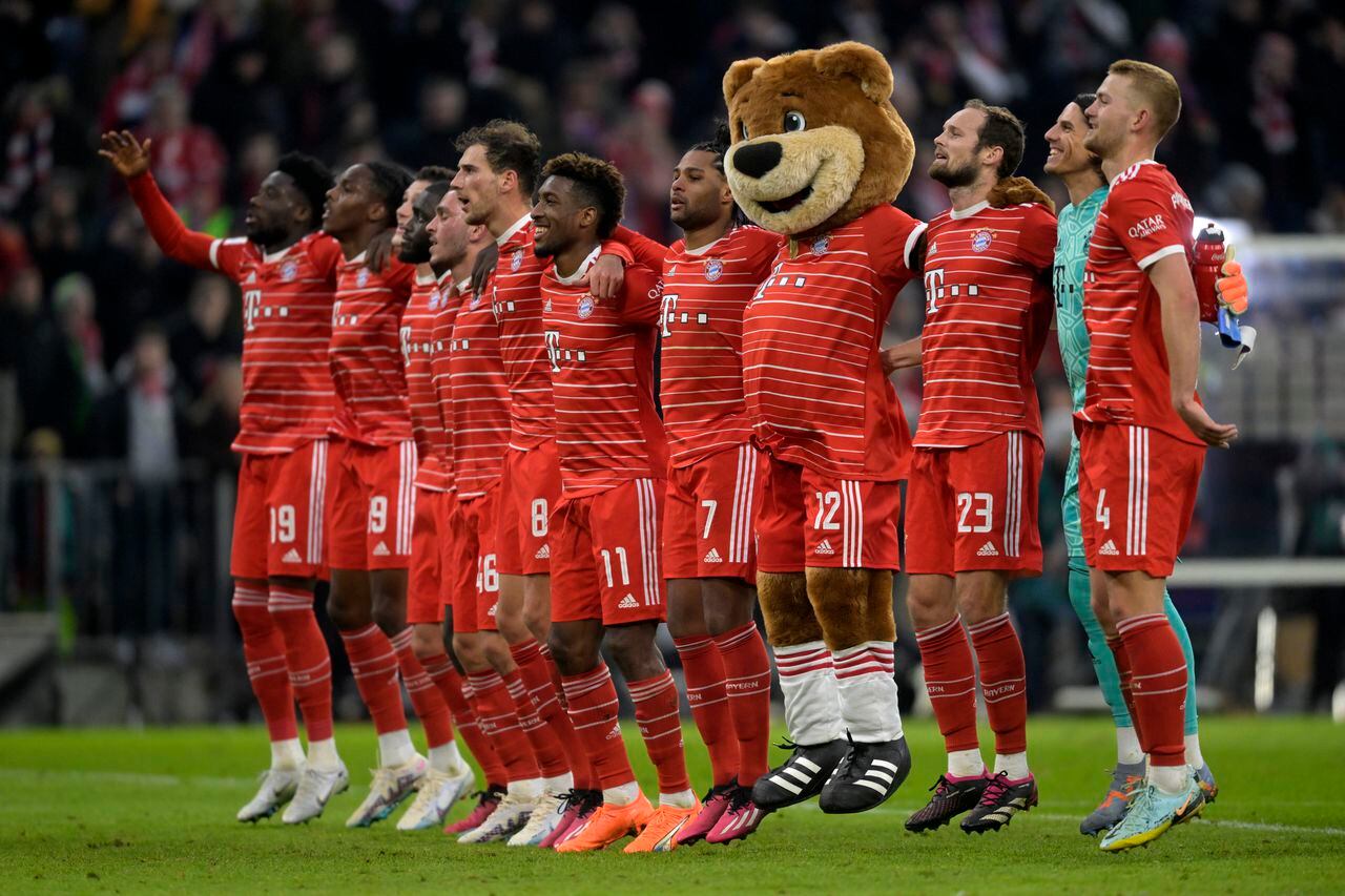 Bayern players celebrate at the end of the Bundesliga soccer match between Bayern Munich and VfL Bochum 1848 at the Allianz Arena in Munich, Germany, Saturday, Feb.11, 2023. (AP Photo/Andreas Schaad)