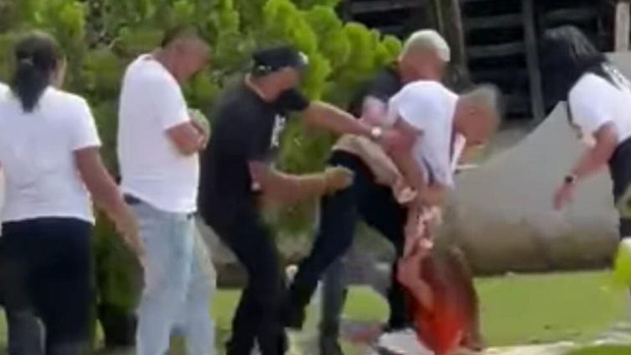 En video quedó registrada la brutal golpiza que un hombre le propinó a su exnovia