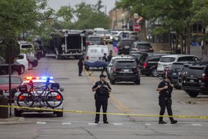 Los socorristas se llevan a las víctimas de la escena de un tiroteo masivo en un desfile del 4 de julio el 4 de julio de 2022 en Highland Park, Illinois.