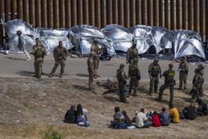 Cientos de personas esperan poder pedir asilo en Estados Unidos desde el próximo viernes. (Photo by Guillermo Arias / AFP)