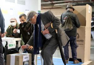 Votación, Filas, voto, elecciones, gente votando, urnas, puesto de votación, mesa en Bogotá
