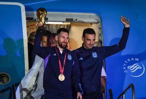 Lionel Messi y Lionel Scaloni con la Copa del Mundo.