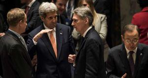 John Kerry, secretario de Estado de EE.UU. habla con el embajador británico Christoper Prentice sobre Siria.
