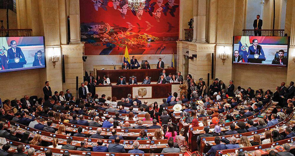    La oposición pide que el presidente Gustavo Petro asista al Congreso y se someta a un juicio político.