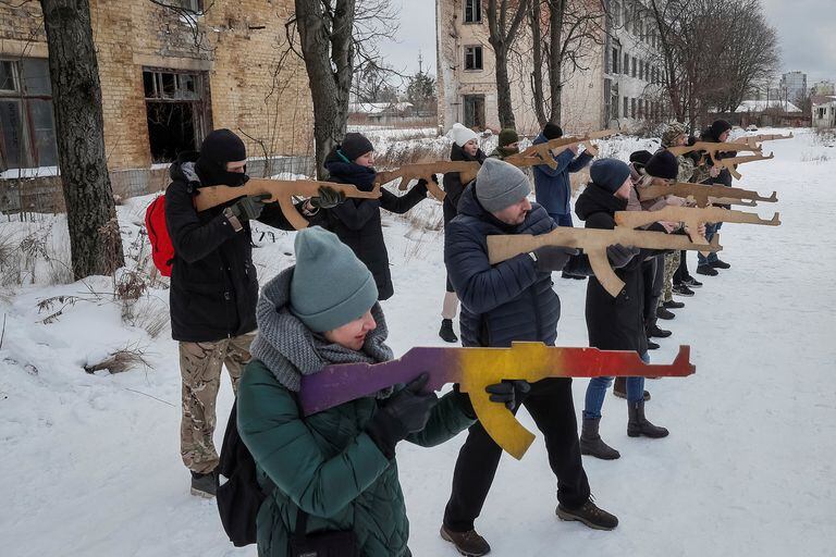 civiles ucranianos entrenan en caso de combate con Rusia