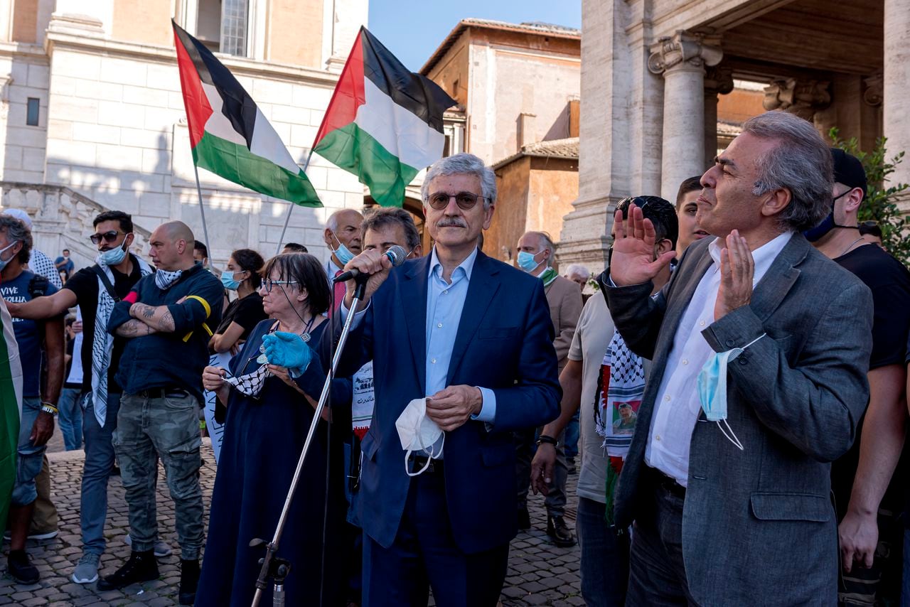 El ex primer ministro Massimo D'Alema (C) asiste a una manifestación de la comunidad palestina de Italia para protestar contra el plan del gobierno israelí de anexar grandes porciones de Cisjordania ocupada y por el reconocimiento del Estado de Palestina en la Piazza del Campidoglio en Roma, Italia, el 27 de junio de 2020.