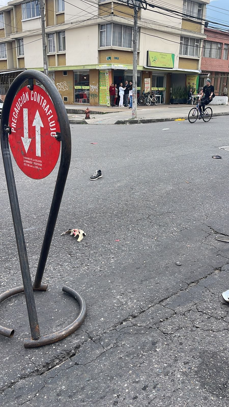 En el piso se ven algunas de las pertenencias de quienes fueron atropellados por un conductor borracho en el sur de Bogotá mientras hacían uso de la ciclovía.