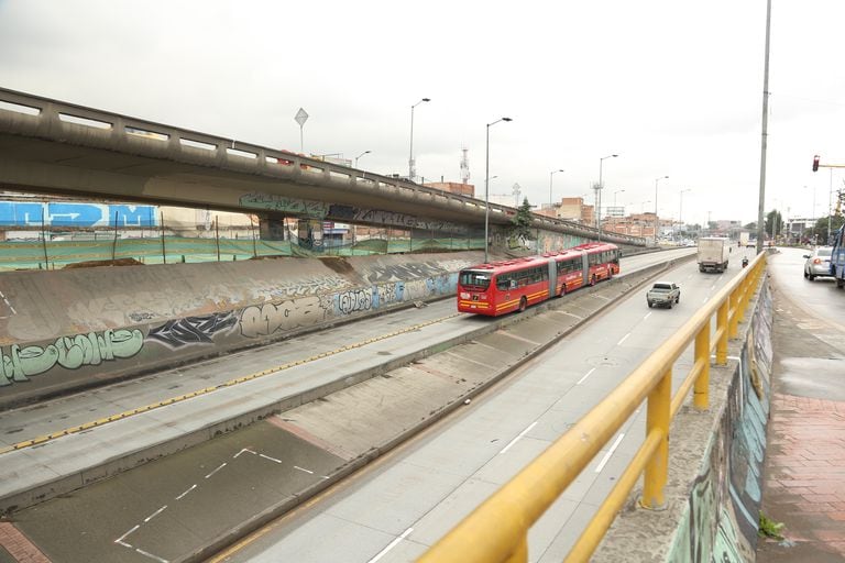 El tránsito de los buses rojos de TransMilenio por la autopista Sur no se verá afectado por los cierres.