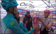 ¡Emoción hasta las lágrimas! Hermoso detalle de Tadej Pogačar con el segundo de la etapa 16 en el Giro de Italia