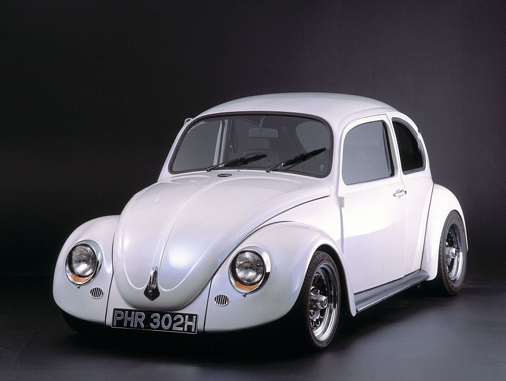 Ferdinand Porsche recibió un encargo de Hilter: un  automóvil familiar, económico, robusto y de fácil mantenimiento. El “escarabajo”  (Volskwagen)