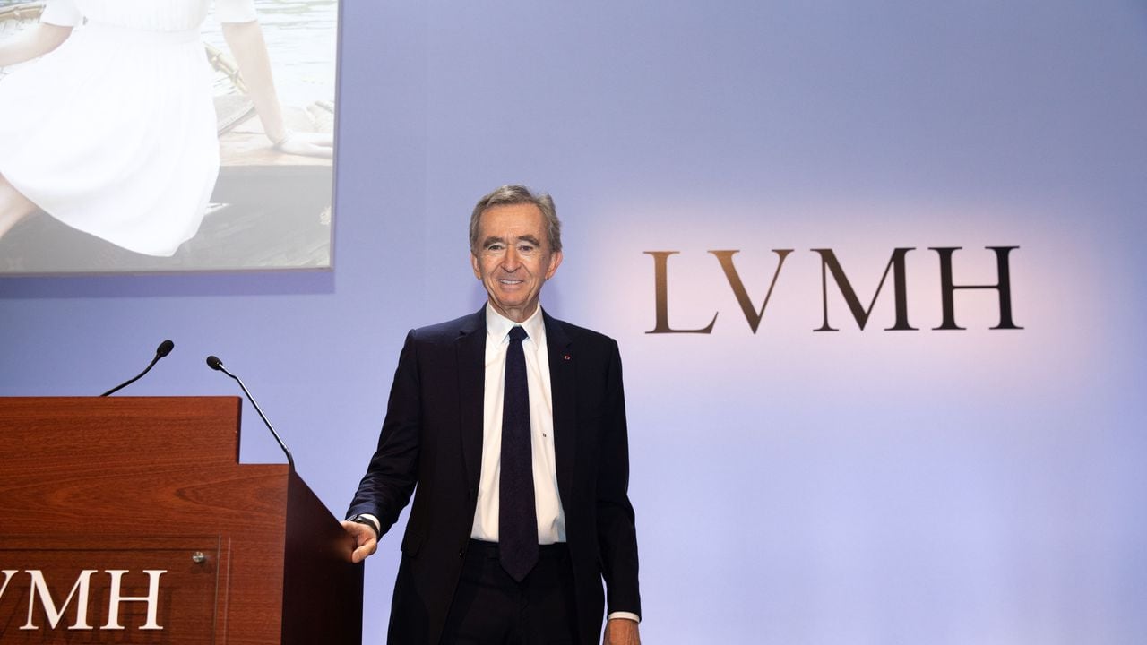 Bernard Arnault, multimillonario y director ejecutivo de LVMH Moet Hennessy Louis Vuitton SE, representa una fotografía antes de hablar mientras la marca de lujo anuncia ganancias para todo el año en París, Francia, el martes 28 de enero de 2020. cuarto trimestre, ya que las protestas en Hong Kong afectaron la demanda china de los productos del gigante de lujo al final de un año fuerte. Fotógrafo: Christophe Morin / Bloomberg a través de Getty Images