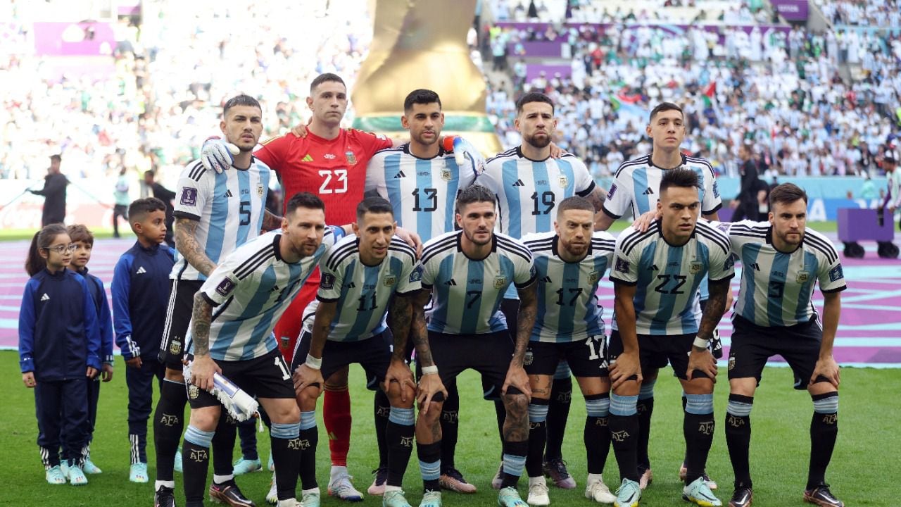 Fútbol Fútbol - Copa Mundial de la FIFA Qatar 2022 - Grupo C - Argentina contra Arabia Saudita - Lusail Stadium, Lusail, Qatar - 22 de noviembre de 2022 Los jugadores argentinos posan para una foto grupal del equipo antes del partido