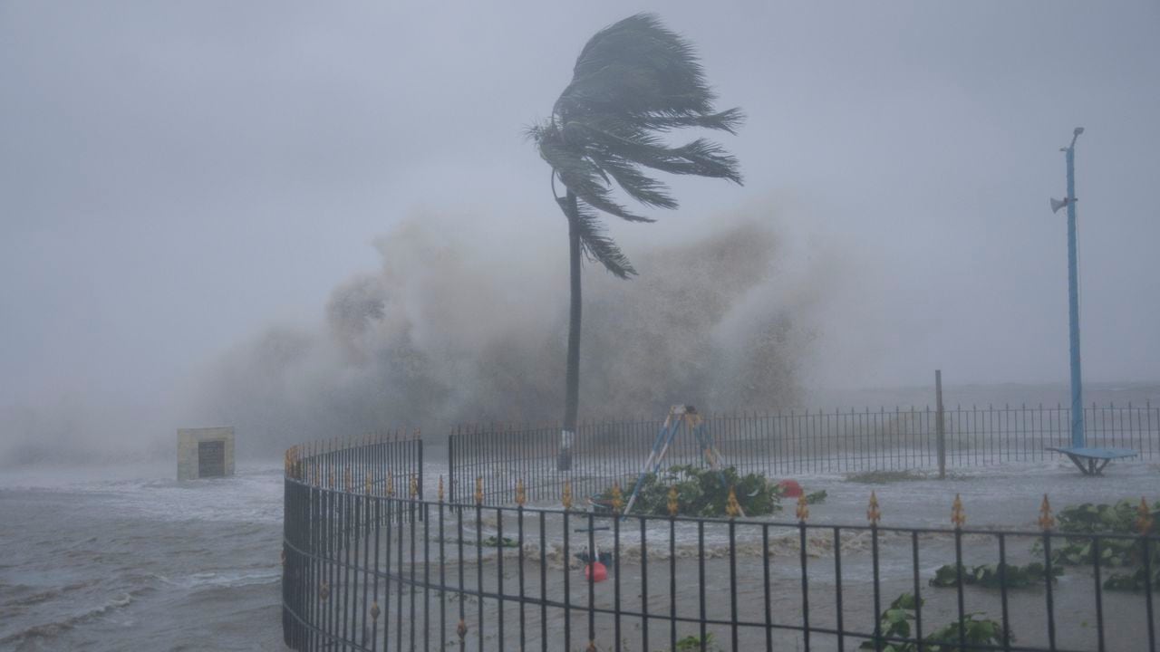 Fuertes vientos y olas golpean la orilla en la playa de Digha, en la costa de la Bahía de Bengala, al paso del ciclón Yaas en Bengala Occidental, India, el miércoles 26 de mayo de 2021. (AP Foto/Ashim Paul)