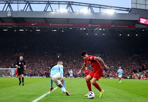 LIVERPOOL, ENGLAND - MARCH 10: Luis Diaz of Liverpool tries make it past Kyle Walker of Manchester City during the Premier League match between Liverpool FC and Manchester City at Anfield on March 10, 2024 in Liverpool, England.(Photo by Robbie Jay Barratt - AMA/Getty Images)