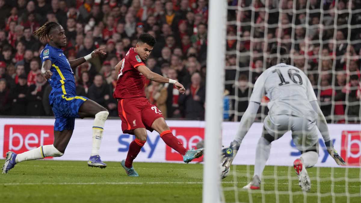 Liverpool's Luis Diaz, center, attempts a shot at goal during the English League Cup final soccer match between Chelsea and Liverpool at Wembley stadium in London, Sunday, Feb. 27, 2022. (AP Photo/Alastair Grant)