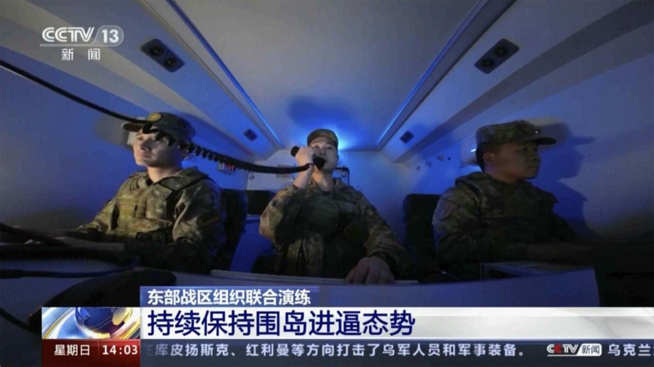 Soldados maniobran dentro de un centro de comando de lanzamiento de misiles balísticos durante un simulacro militar en un lugar no especificado en China.