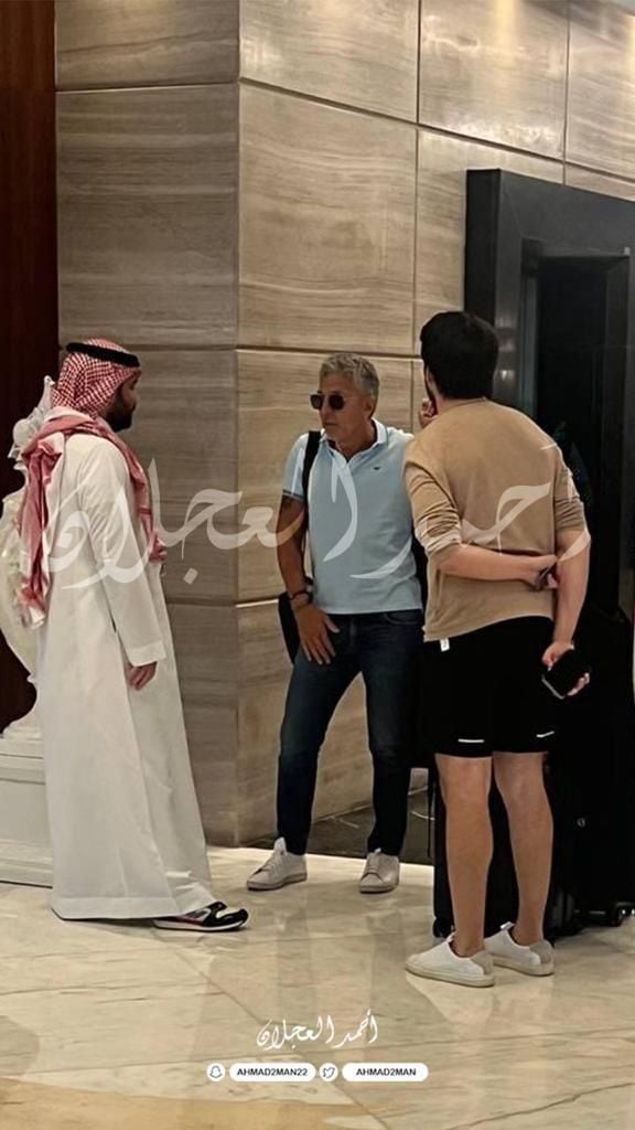 Jorge Messi, papá del futbolista argentino reunido en Arabia.