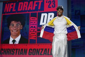 González llevaba un traje con la bandera de Colombia en su interior