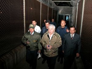 Diciembre 3, 2004 - Gilberto Rodríguez Orejuela es extraditado a Estados Unidos.