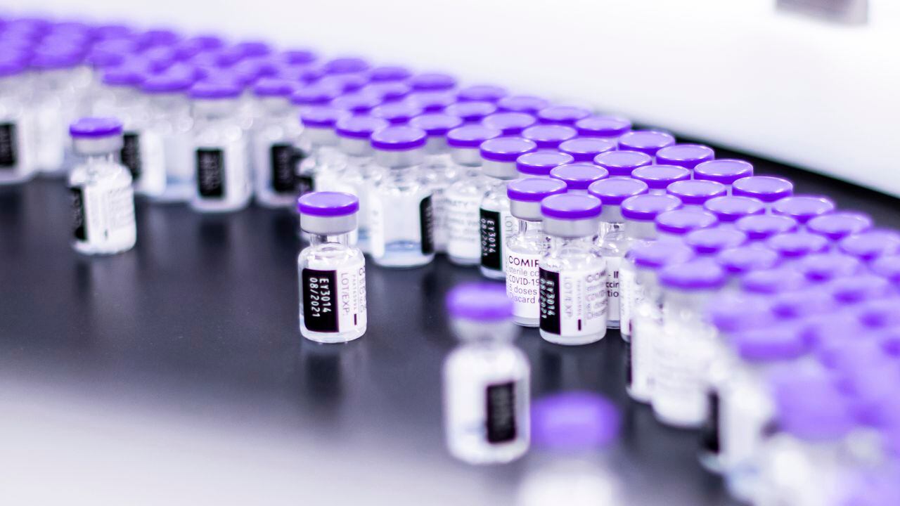 Viales de la vacuna de Pfizer-BioNTech contra el COVID-19 listas para su empaque en las instalaciones de la farmacéutica en Puurs, Bélgica. (Pfizer vía AP)